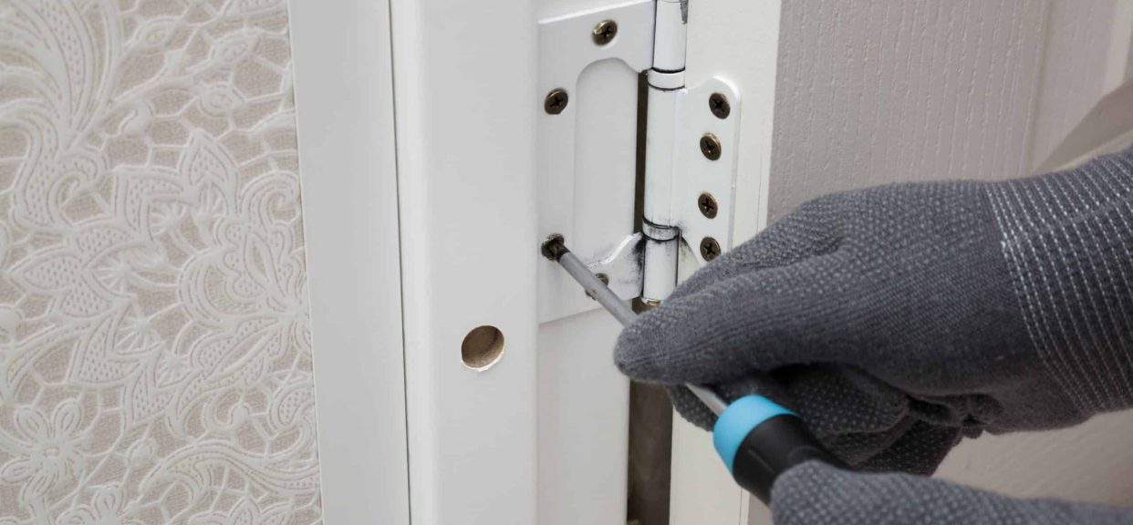 how to take door off hinges